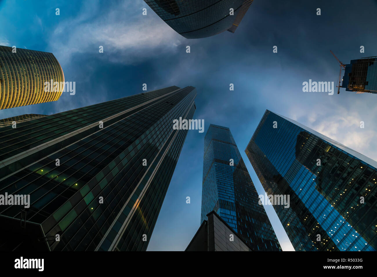 Bottom-up-Sicht der Wolkenkratzer und fliegenden Wolken Stockfoto