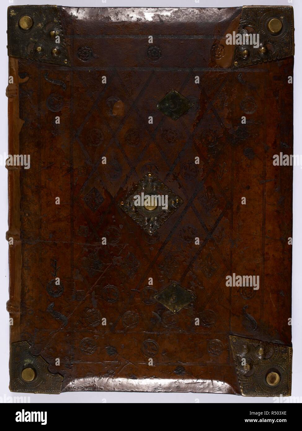 Rückseitige Abdeckung. Original Leder, mit eckstücken und Bosse in der Metallbranche. Leichenhalle Buch aus dem Kloster von St. Quirinus in Neuss [Liber animarum capituli monasterii S. Quirini Nussiensis]. Deutschland [Neuss]; 1421. Quelle: Hinzufügen. 15456, verbindlich. Sprache: Latein mit Deutschen. Stockfoto