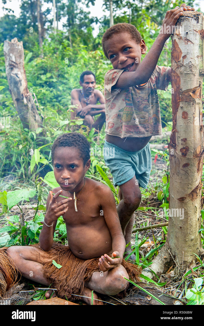 Papua Kinder der Korowai Stamm im Dschungel von Neuguinea Insel. Onni Villag Stockfoto