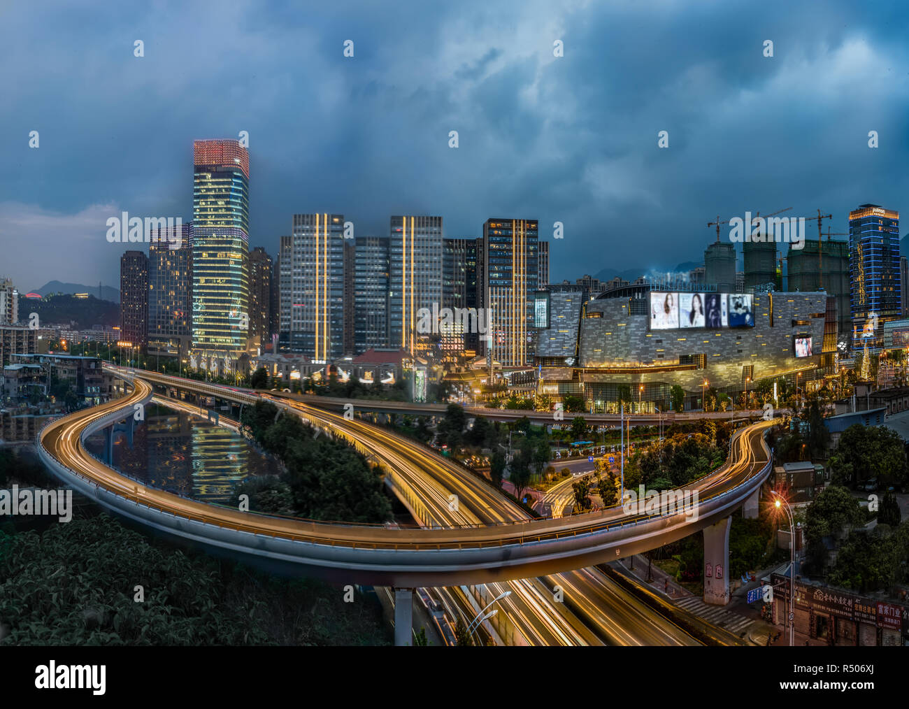 Fuzhou in der Provinz Fujian Gebäude bei Nacht Stockfoto