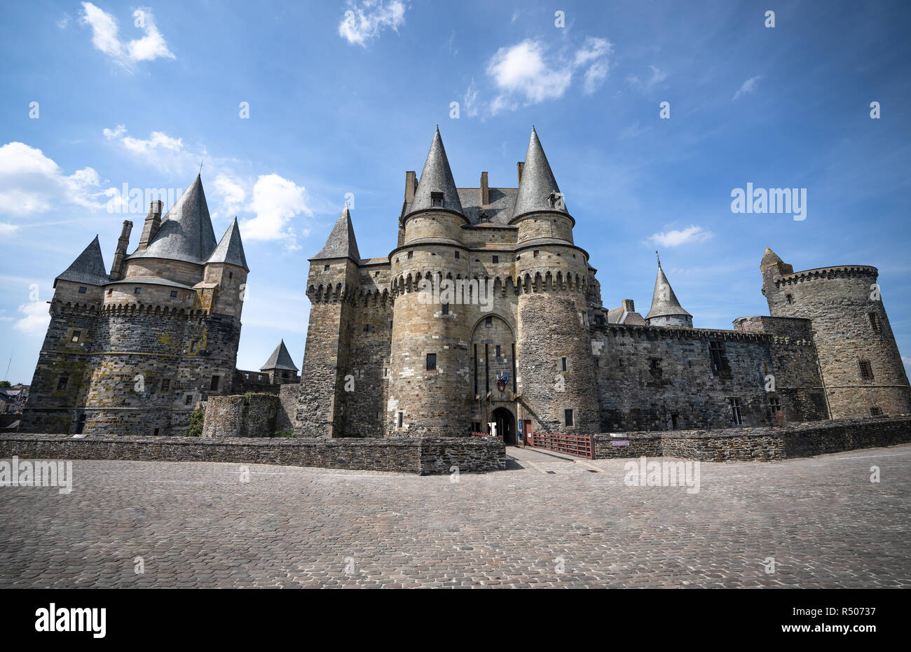 Französische mittelalterliche Vitre Schloss mit gotischen Türmchen und blauer Himmel. Stockfoto
