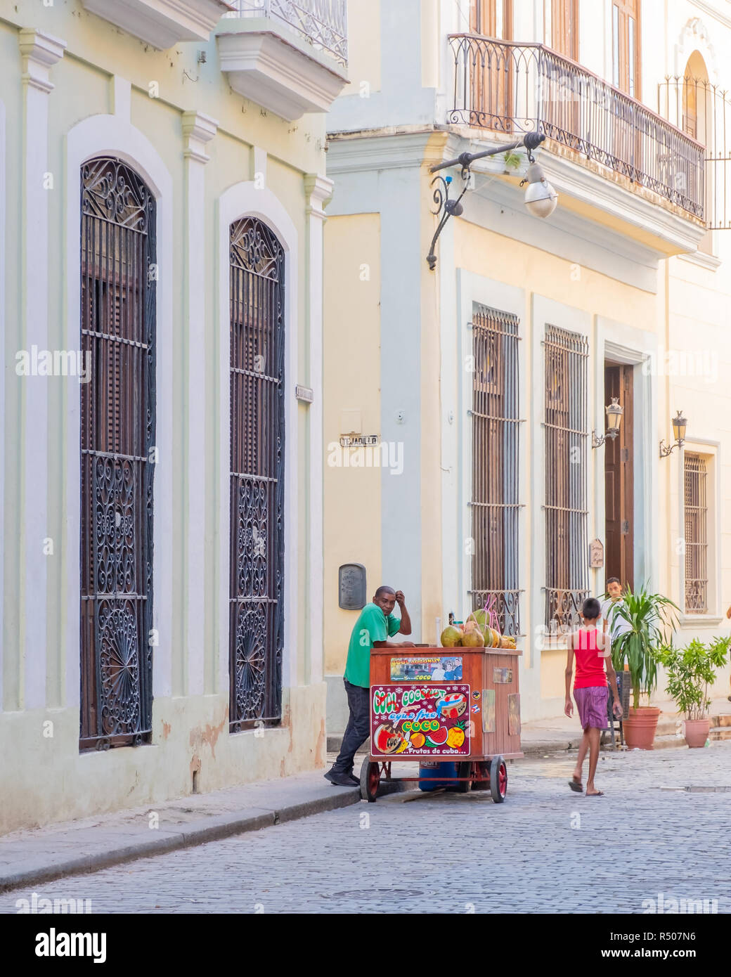 Natürliche Saft Anbieter stützt sich auf seine Karre auf der Straße in der Altstadt von Havanna, Kuba. Stockfoto