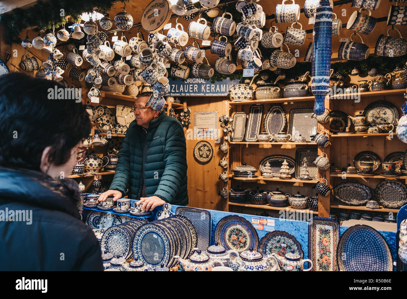 Wien, Österreich - 25 November 2018: Menschen im Handwerk stehen im Inneren Weihnachten und Neujahr Markt in Schönbrunn, eines der wichtigsten a Stockfoto