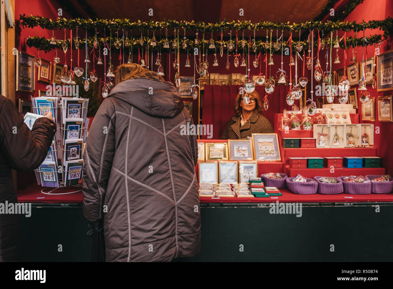 Wien, Österreich - 25 November 2018: Menschen am Souvenirstand im Inneren Weihnachten und Neujahr Markt in Schönbrunn, eines der wichtigsten Stockfoto
