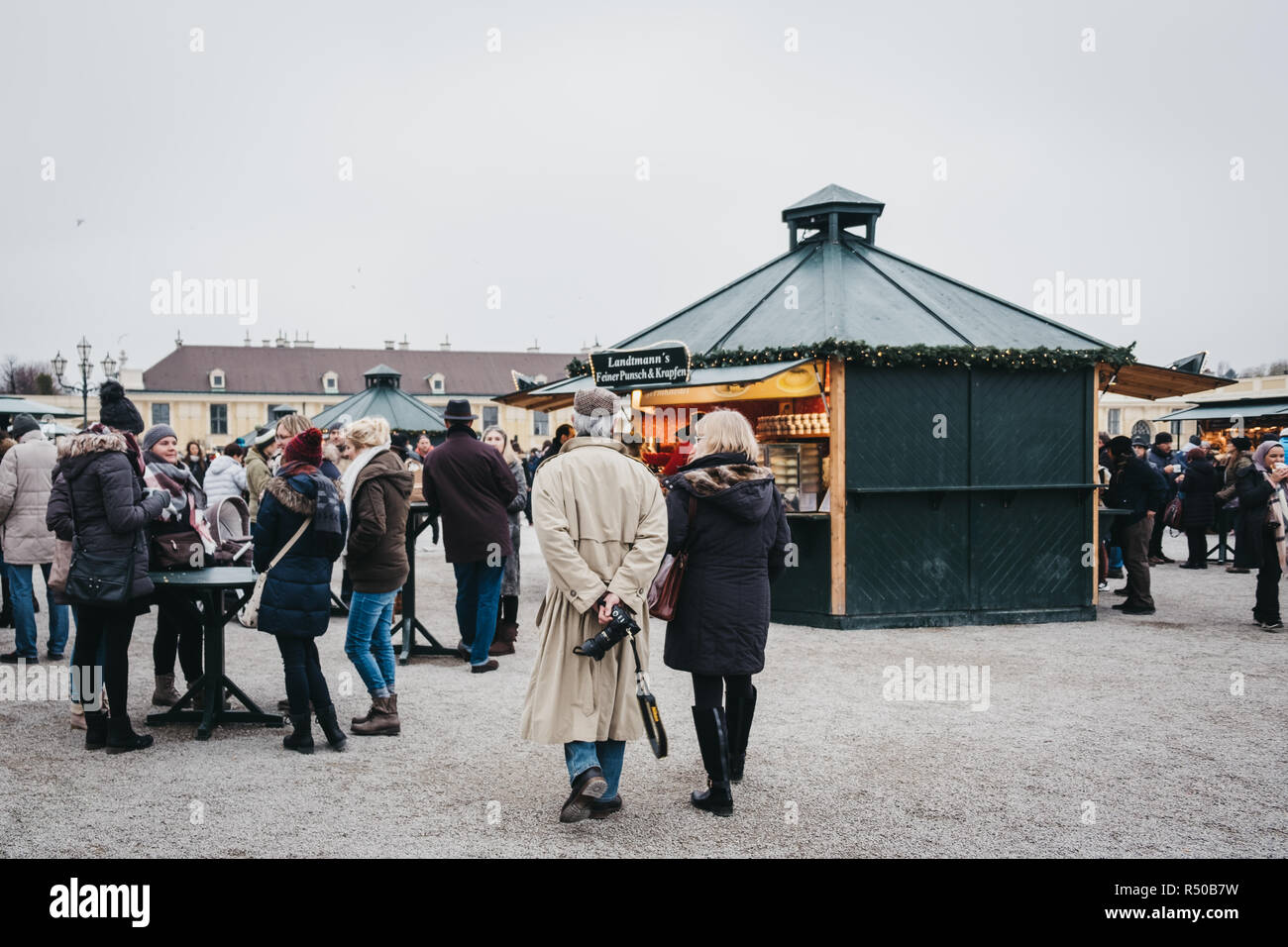 Wien, Österreich - November 25, 2018: die Menschen zu Fuß nach innen Weihnachten und Neujahr Markt in Schönbrunn, eines der wichtigsten Architectur Stockfoto