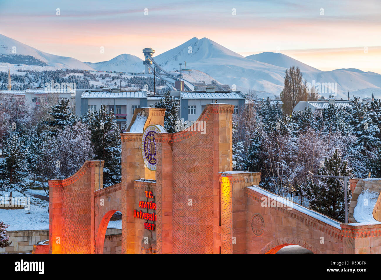 An Ataturk Universitat Erzurum Turkei November 17 2018 Eingang Von Ataturk Universitat Und Skispringer In Erzurum Turkei Stockfotografie Alamy