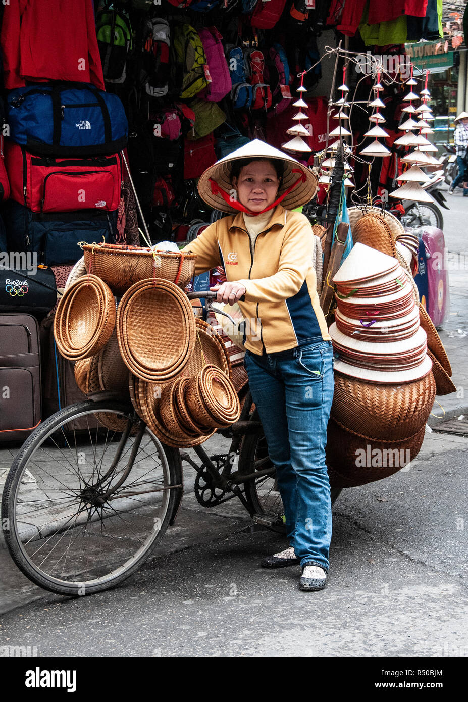 Weibliche mobile Warenkorb Anbieter in Hanoi, Vietnam Stockfoto
