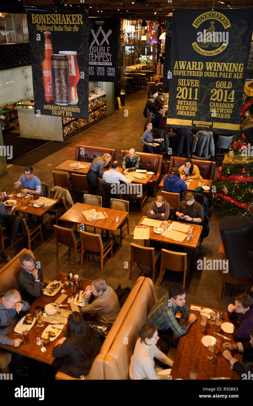 Mittag Kunden an den Tischen im Restaurant Bar und Brauerei von Amsterdam Sudhaus Restaurant Harbourfront Toronto Stockfoto