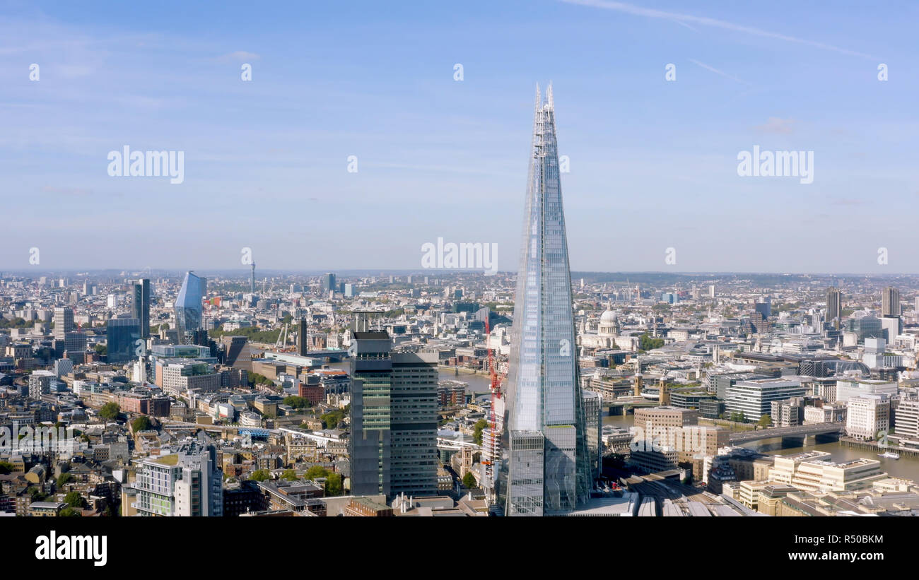 London, Großbritannien - Oktober 2018: Antenne filmische aufnahme der Londoner Skyline mit dem Shard Glas Tower mit Blick auf die St. Paul's Cathedral. Stockfoto