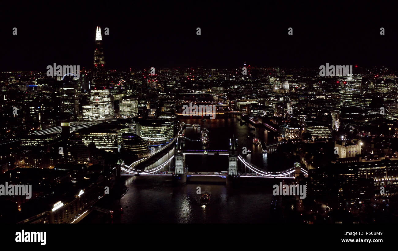 Schöne Nacht Luftbild der Neuen Londoner Stadtbild und Sehenswürdigkeiten rund um die Tower Bridge und der Thames River feat. Berühmten Wolkenkratzer Stockfoto