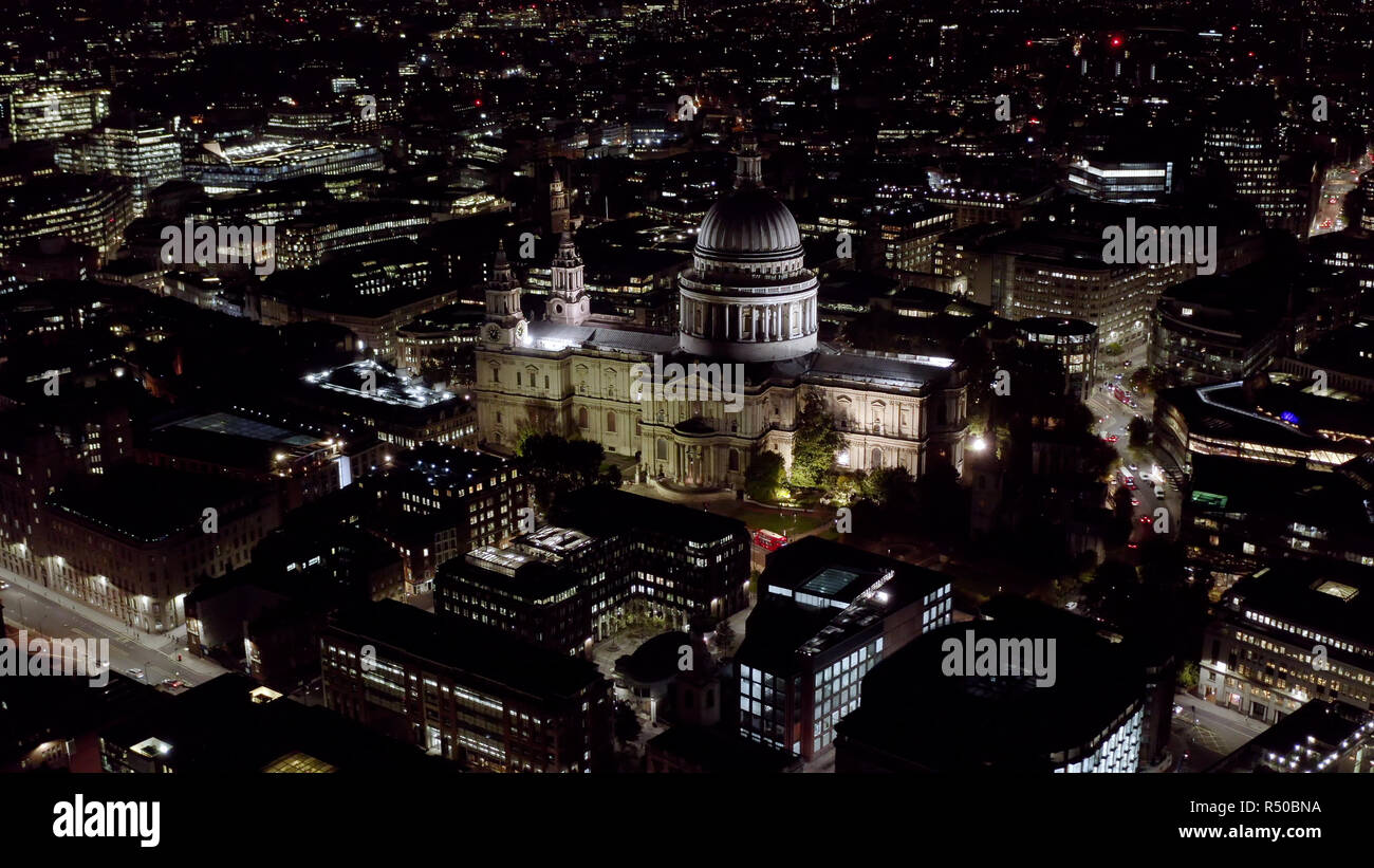 Antenne Nacht Blick auf die St. Paul's Kathedrale in London. Birds Eye View Video feat. Religiöse Iconic Kirche und Tourismus Sehenswürdigkeiten mit Verkehr in London Stockfoto