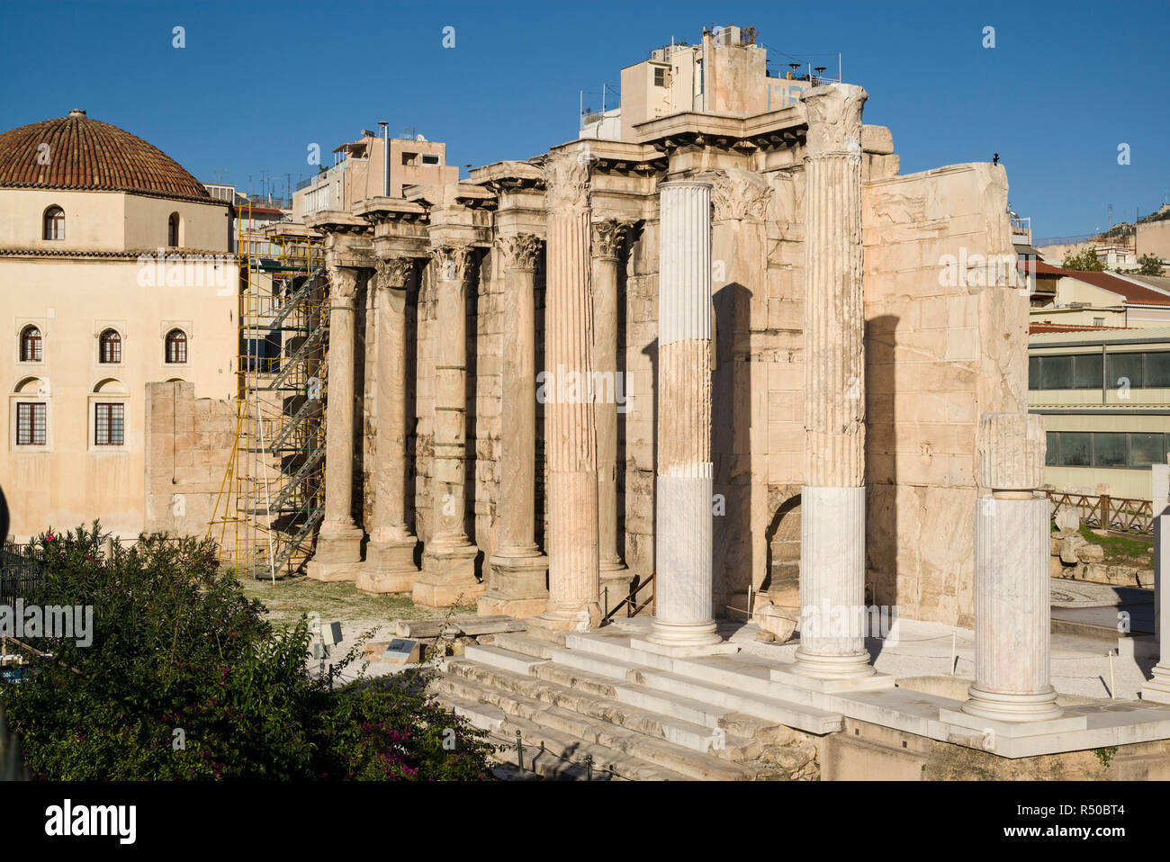 Athen. Griechenland. Bleibt der westlichen Wand von Hadrian's Bibliothek, von den römischen Kaiser Hadrian in ANZEIGE 132 erstellt und die Tzistarakis Moschee (1759, links), kein Stockfoto