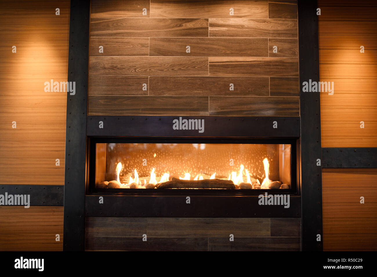 Moderne Gas Kamin in der Wand von Amsterdam Sudhaus Restaurant in Toronto Harbourfront Stockfoto