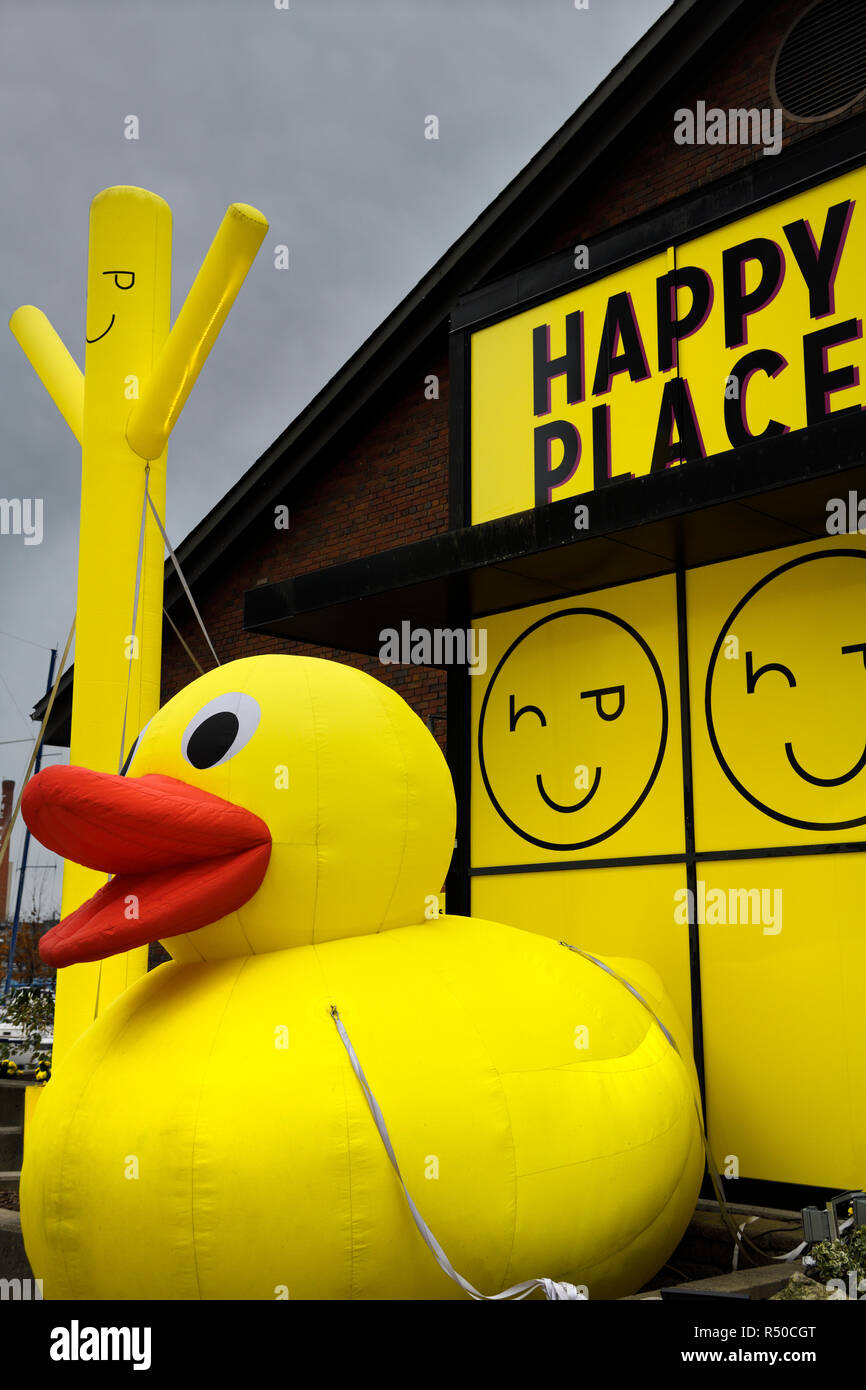 Riesigen aufblasbaren Mann und gelbe Quietscheentchen bei Happy Place pop-up interaktive Kunst Installation an der Toronto Harbourfront Centre Stockfoto