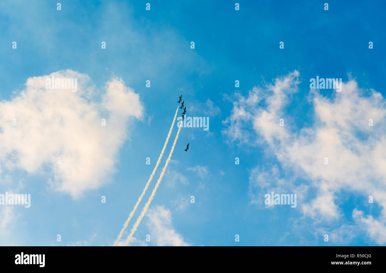 Düsenflugzeuge und Formen in den Himmel während der Show Stockfoto