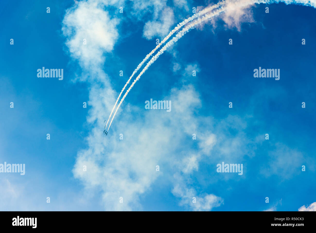 Düsenflugzeuge und Formen in den Himmel während der Show Stockfoto