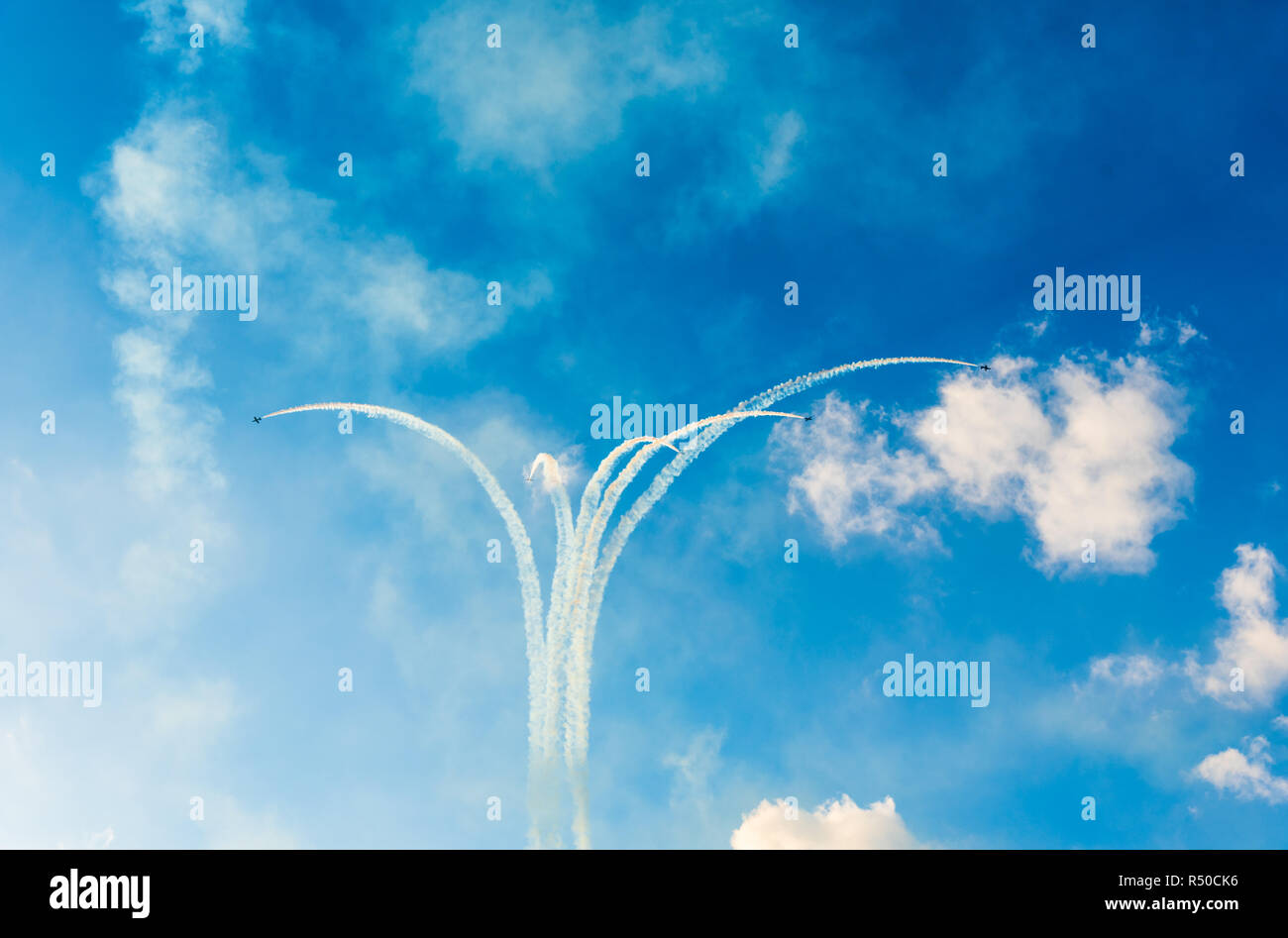 Düsenflugzeuge und Formen in den Himmel während der Show Stockfoto