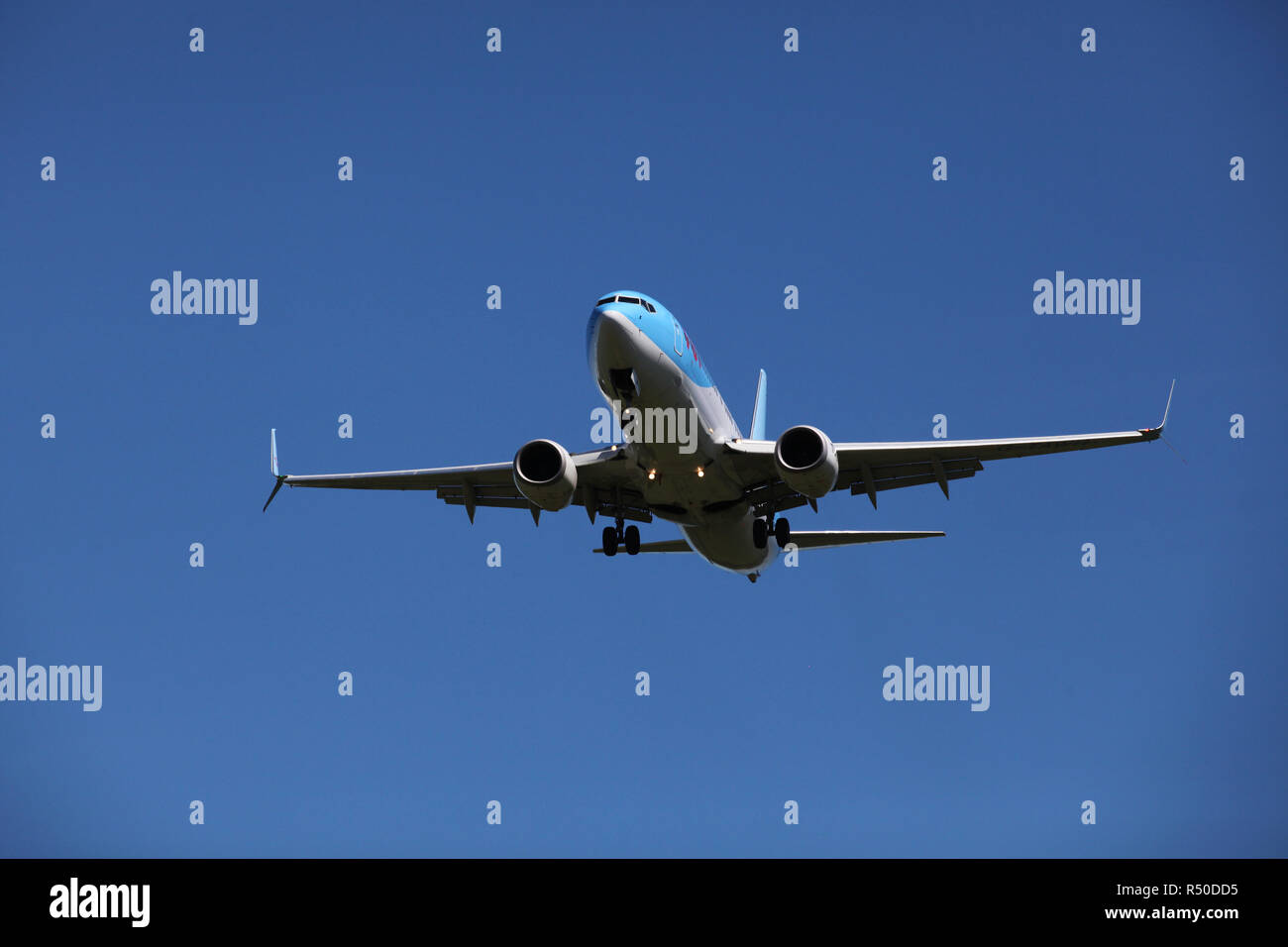 Ein Thomson Holidays Jet macht seinen Weg in das Land am Flughafen Edinburgh Stockfoto