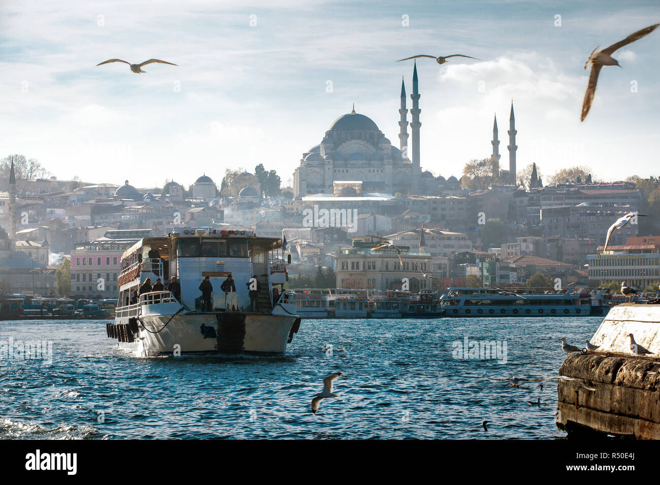 Eine Fähre mit Passagieren auf Haliç, das Goldene Horn mit Suleymaniye Moschee im Hintergrund, Istanbul, Türkei Stockfoto
