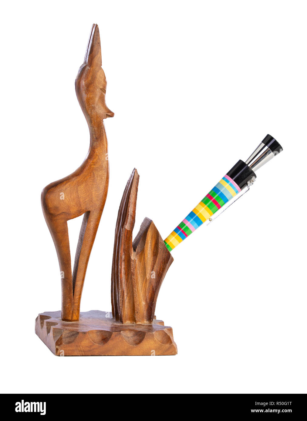 Afrikanische Holz- Stifthalter mit Stift Design auf weißem Hintergrund Stockfoto