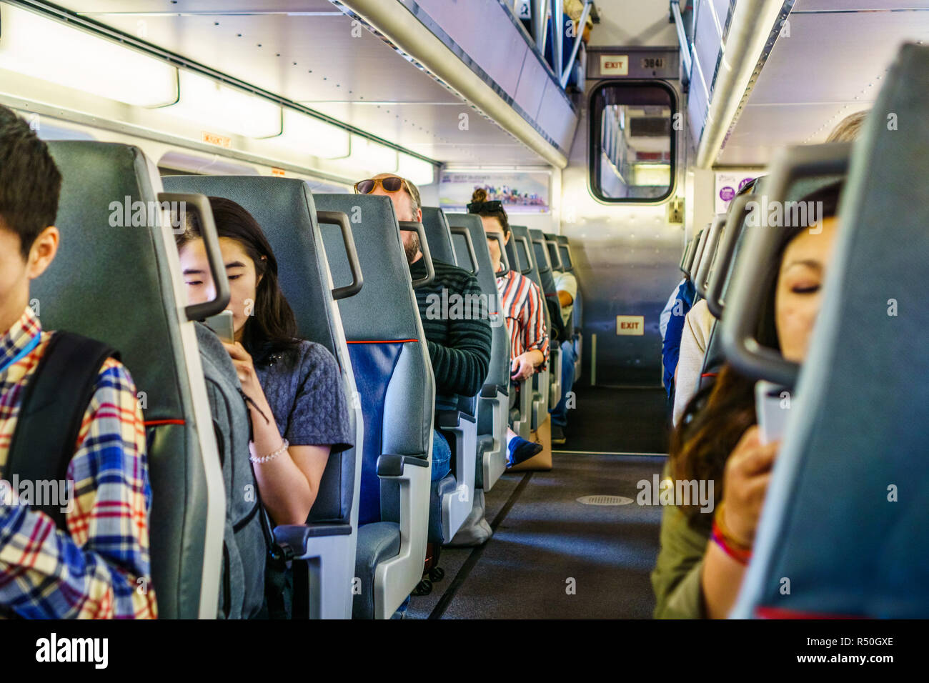 August 21, 2018 San Francisco/CA/USA - Menschen an Ihrem Telefon während der Fahrt in einem Caltrain (lokale Zug durch Silicon Valley), Südafrika Stockfoto