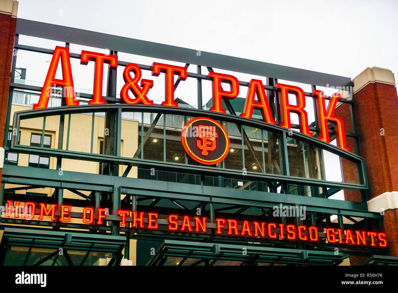 August 21, 2018 San Francisco/CA/USA - Nahaufnahme der Logo der AT&T Park, Heimat der San Francisco Giants über einem der Arena Eingang gat Stockfoto