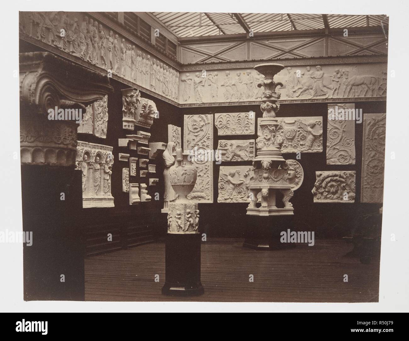 Dekorative Skulptur an der Rückseite des Römischen Hofes. Fotografische Blick auf den Fortschritt der Crystal Palace, Sydenham. Während die Fortschritte der Arbeiten übernommen, die mit Wunsch der Regisseure, von Philip H. Delamotte. Zusammen mit einer Liste der Directors und Officers des Unternehmens, etc. London, 1855. Quelle: Tab.442.a.5, Plate 92. Autor: Delamotte, Philip Henry. Stockfoto