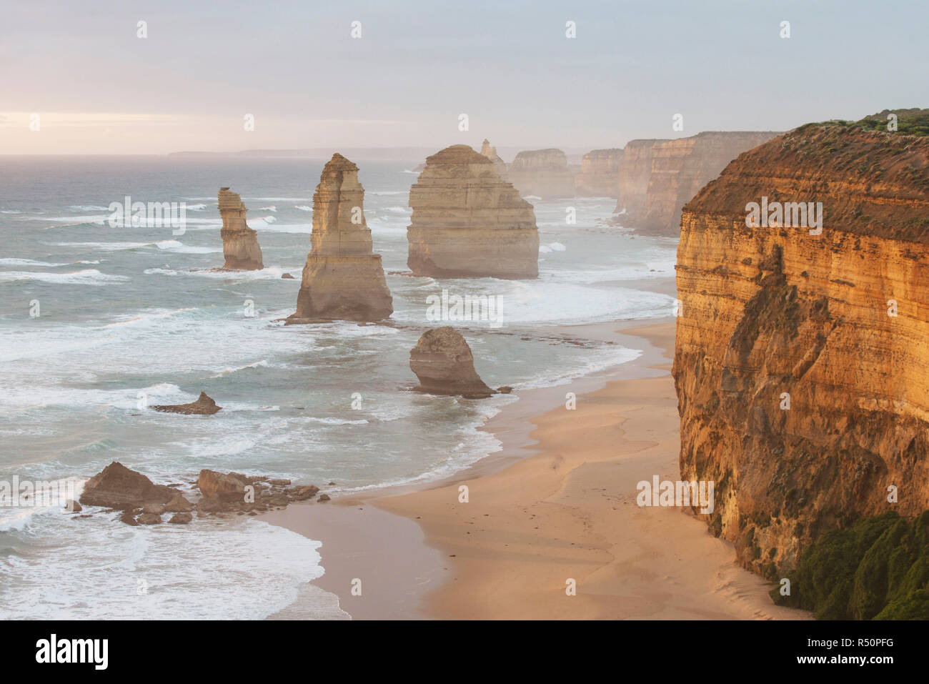 Die Person, die die Sonnenuntergang an der Zwölf Apostel Australien Stockfoto