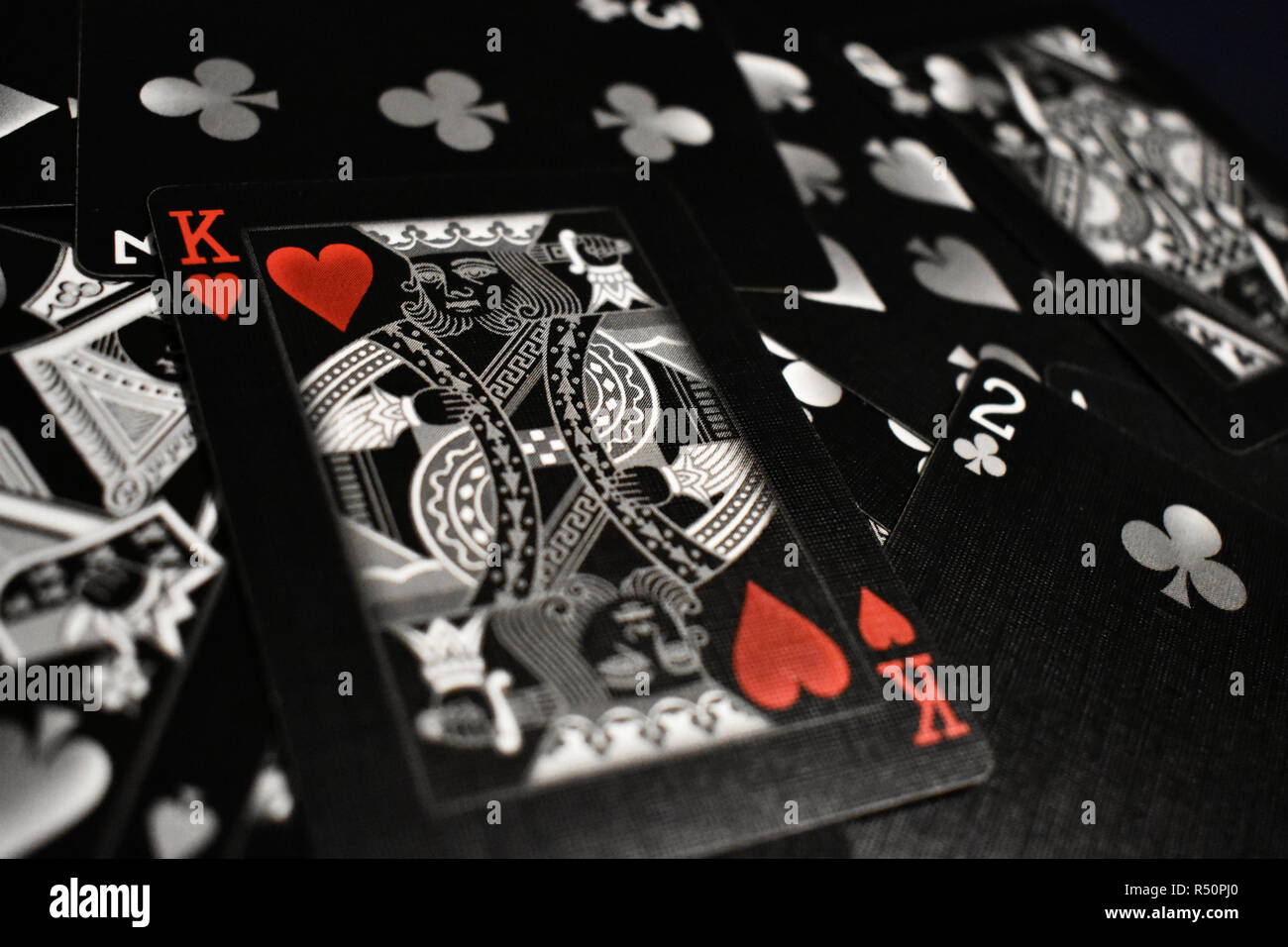 Atemberaubende Aufnahme von schwarzen und weißen Karten spielen, mit dem König der Herzen ruht auf dem Stapel. Noten von roten hinzufügen Betonung auf das Herzsymbol. Stockfoto