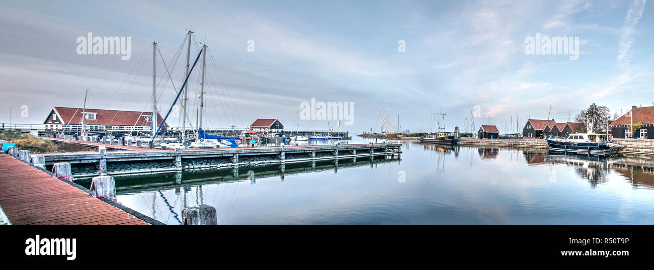 Sneek, Niederlande. November 4, 2018: panroamic Blick auf den Hafen bei Dämmerung, mit Stegen, Holz- Gebäude und Boote Stockfoto