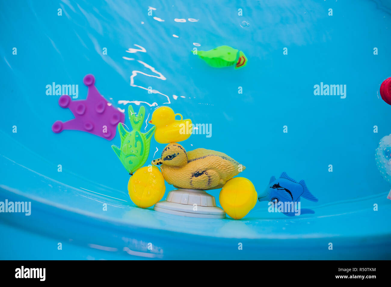 Mehrfarbige Kunststoff Spielzeug Fisch in Pool zum Angeln für Kinder,  Konzept Spiel Stockfotografie - Alamy