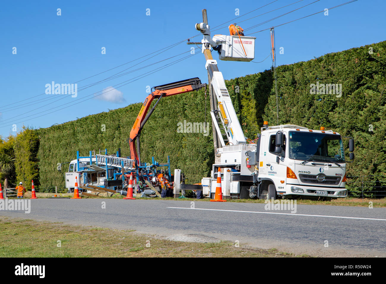 Coalgate, Canterbury, Neuseeland - 27. September 2018: Power Linienrichter arbeiten auf dem Setzen neue Pole und Instandsetzung und Verbesserung der Stromversorgung Stockfoto