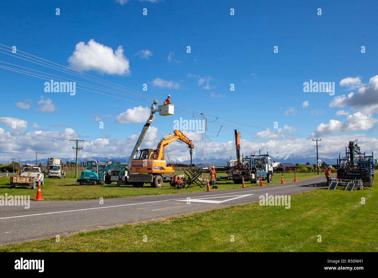 Coalgate, Canterbury, Neuseeland - 27. September 2018: Power Linienrichter arbeiten auf dem Setzen neue Pole und Instandsetzung und Verbesserung der Stromversorgung Stockfoto