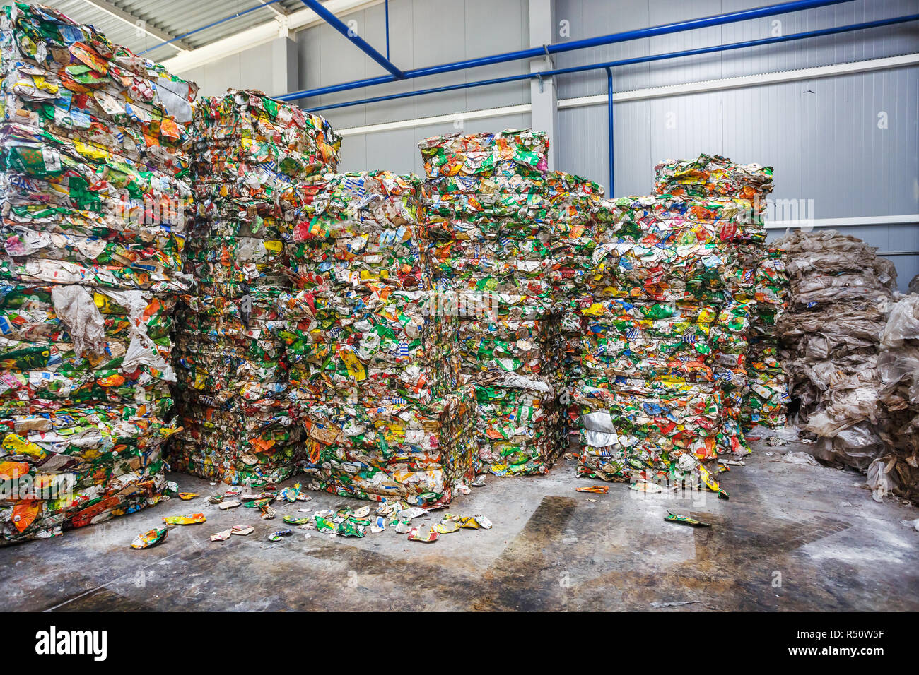 Kunststoff Ballen von Müll an der Abfallbehandlung Verarbeitungsbetrieb. Recycling separatee und Lagerung von Müll für die weitere Entsorgung, Müll zu sortieren. Busi Stockfoto