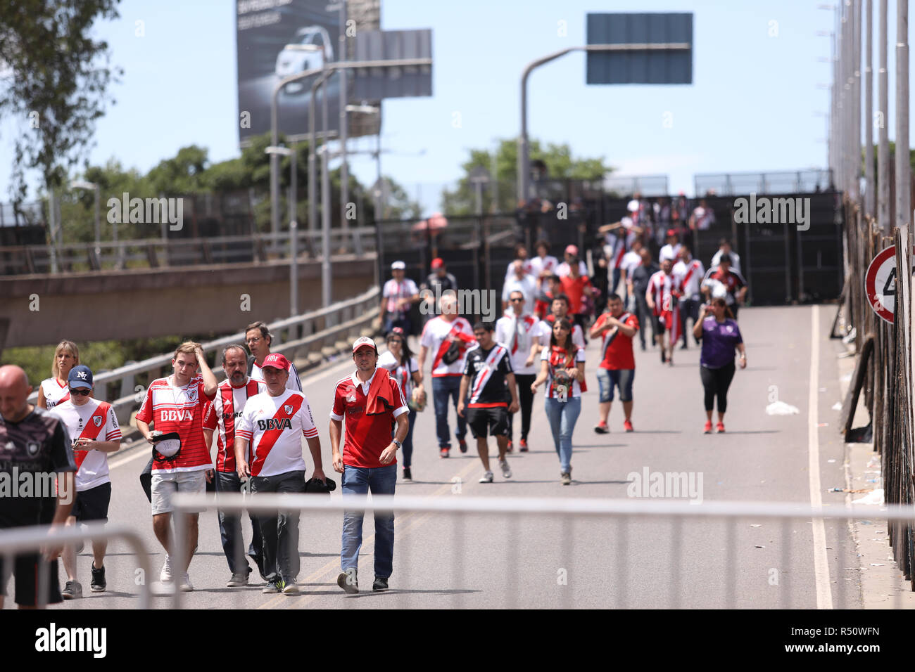 Buenos Aires, Argentinien - 25. November 2018: River Plate Fans die das Spiel River Plate - Boca später für das Finale der L ausgesetzt wird Stockfoto
