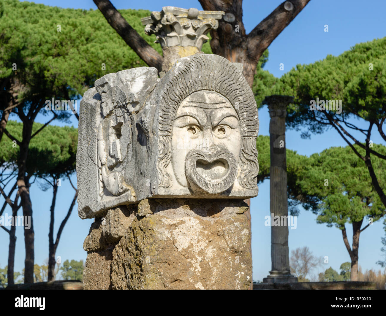 Ostia Antica in Rom, Italien. Marmor Maske Dekoration in Ostia Antica Theater. Stockfoto