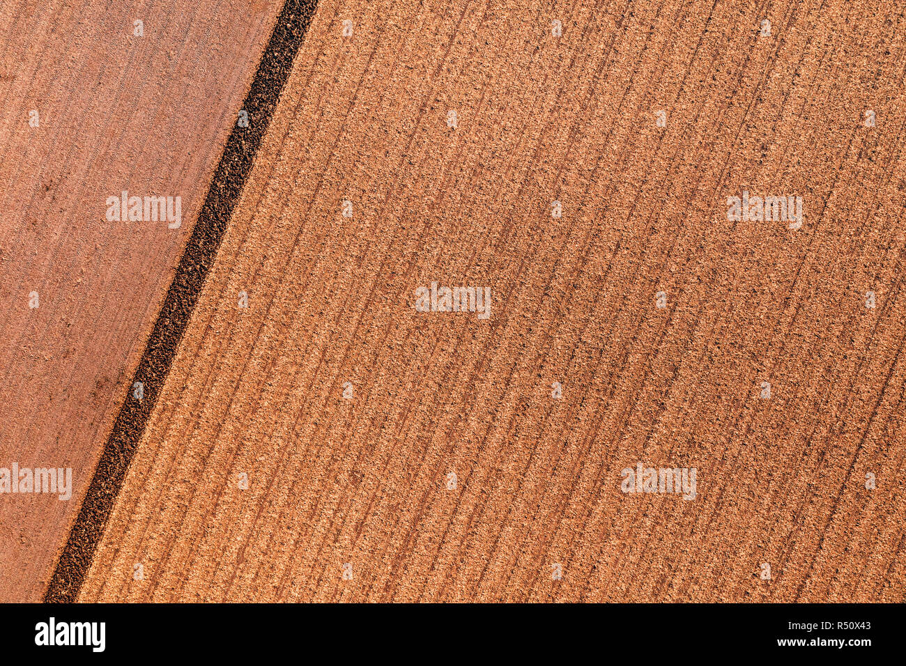 Luftaufnahme von Feld Stoppeln drone pov auf hellen, sonnigen Herbsttag Stockfoto