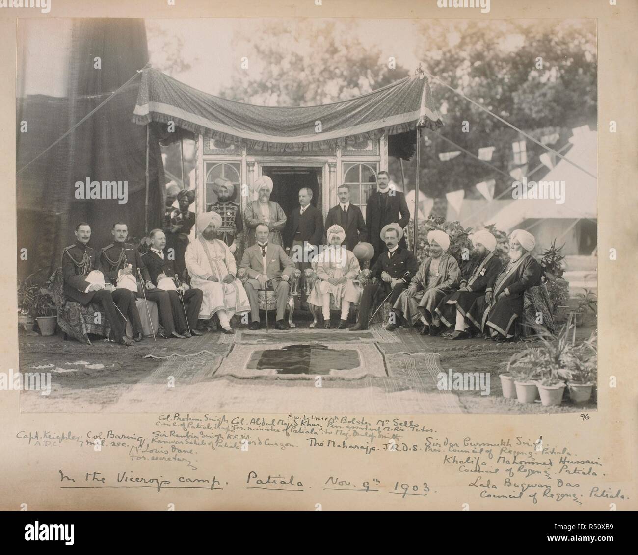 Foto von einer Gruppe einschließlich Lord Curzon und der Maharadscha von Patiala. Im Lager des Vizekönigs, Patiala, 10. November 1903. Sitters genannt; von links: "Capt Keighley, ADC, Kol Baring, MIL-S; Herr Louis Däne, für Staatssekretär; Sir Ranbir Singh, KCSI, Kanwar Sahib von Patiala, Kol Pretum Singh, C in C von Patiala Truppen; Kol Abdul Majid Khan, für Minister von Patiala; Lord Curzon; F.W. Latimer; Der Maharadscha; Herr Kropf, Pers assistent Maj Dunlop Smith; Herr verkauft, Herrn Tutor; J.R.D.S. [Dunlop Smith]; Sirdar Gurmukh Singh, Pres, der Regentschaftsrat, Patiala; Khalifa Mahomed Hussain, der Regentschaftsrat, Patia Stockfoto