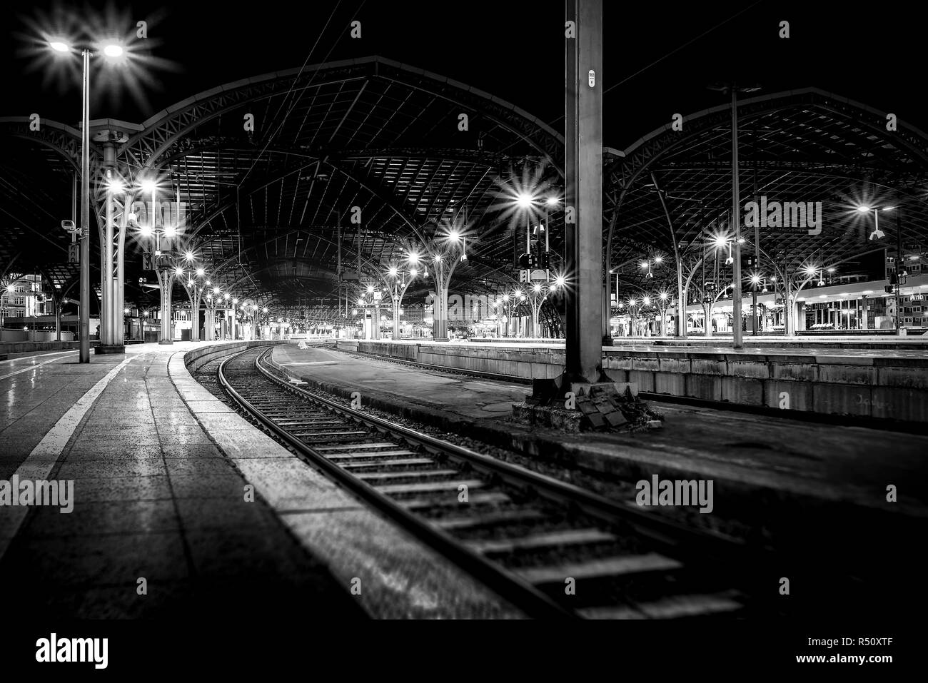 Night Shot auf einer Plattform Stockfoto