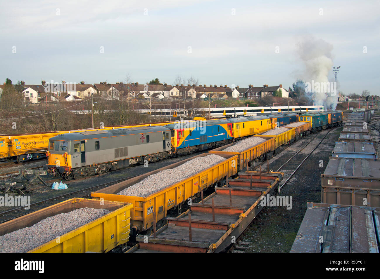 Ein paar der Klasse 73 Elektro Diesellokomotiven Nummern 73208 und 73206 machen Sie eine smokey Abfahrt von Tonbridge Hof mit einem Ballast geladen. Stockfoto