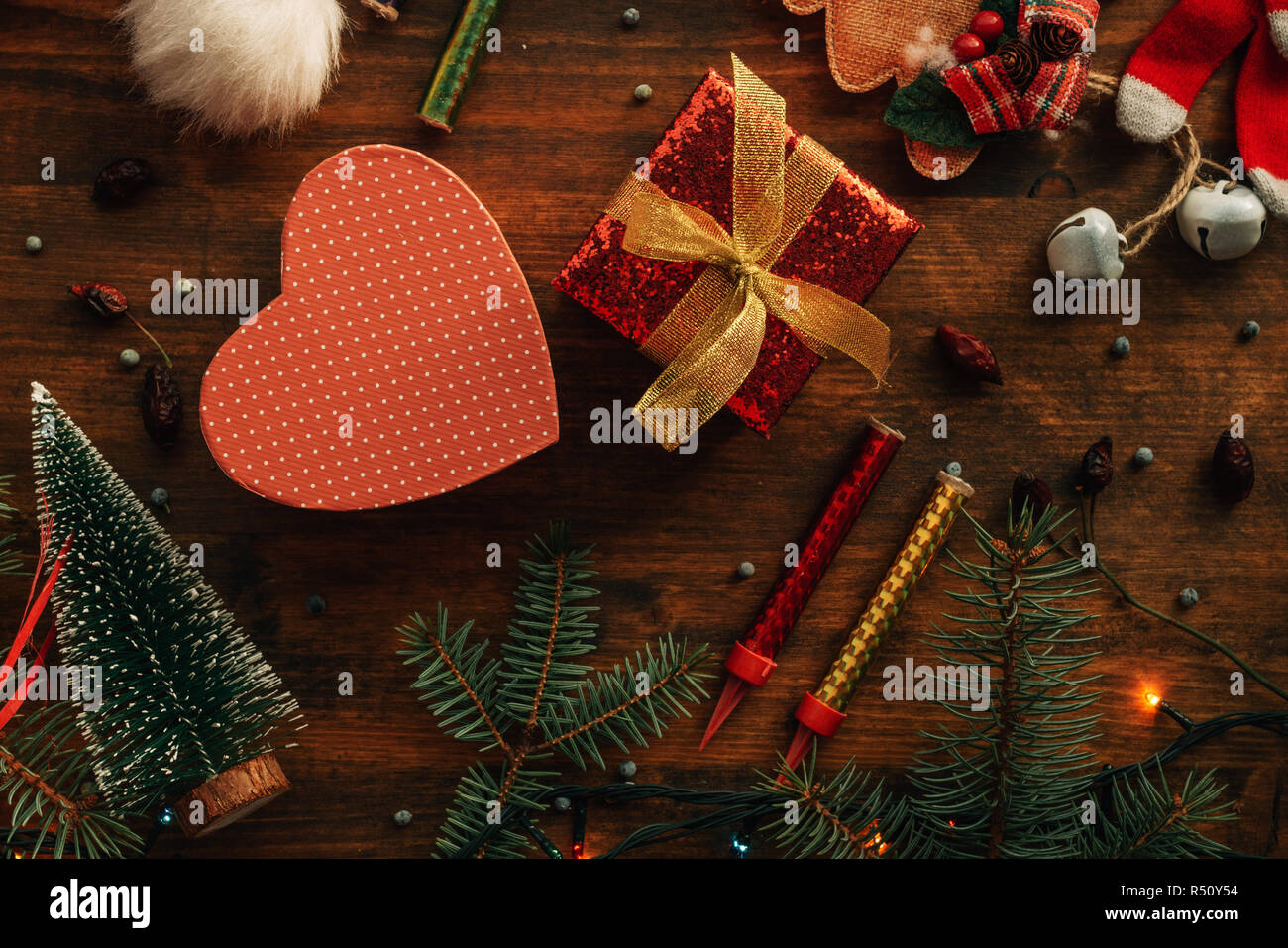 Weihnachten Geschenke flach top Blick auf Tabelle mit festlichen Jahreszeit Ornamenten verziert, für das Neue Jahr. Stockfoto