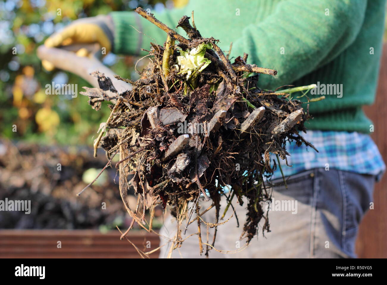 Ein Garten Kompost ist der Inhalt zu belüften, um ein reichhaltiges, ausgewogenes Humus Stockfoto