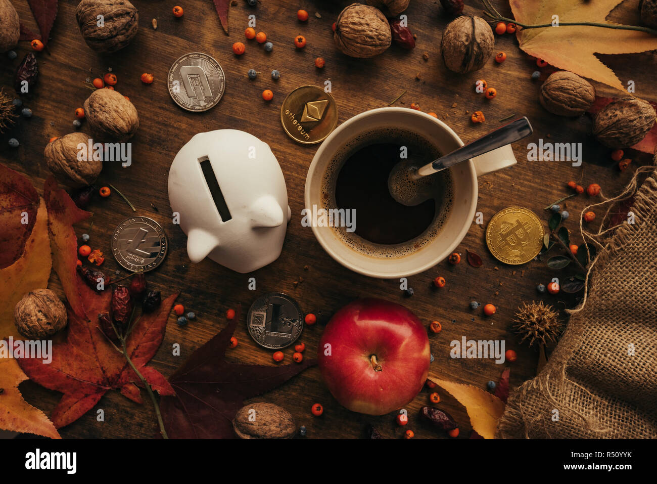 Piggy Bank und cryptocurrency Münze Münzen auf Tabelle mit Herbst edcoration Anordnung, Ansicht von oben Flay legen Retro getönten Digital Wallet Konzept Stockfoto