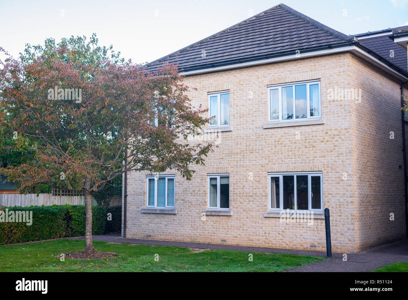 Neu gebauten zwei Etagen semi Apartment Haus mit einem kleinen Garten auf der Vorderseite. England, Großbritannien Stockfoto