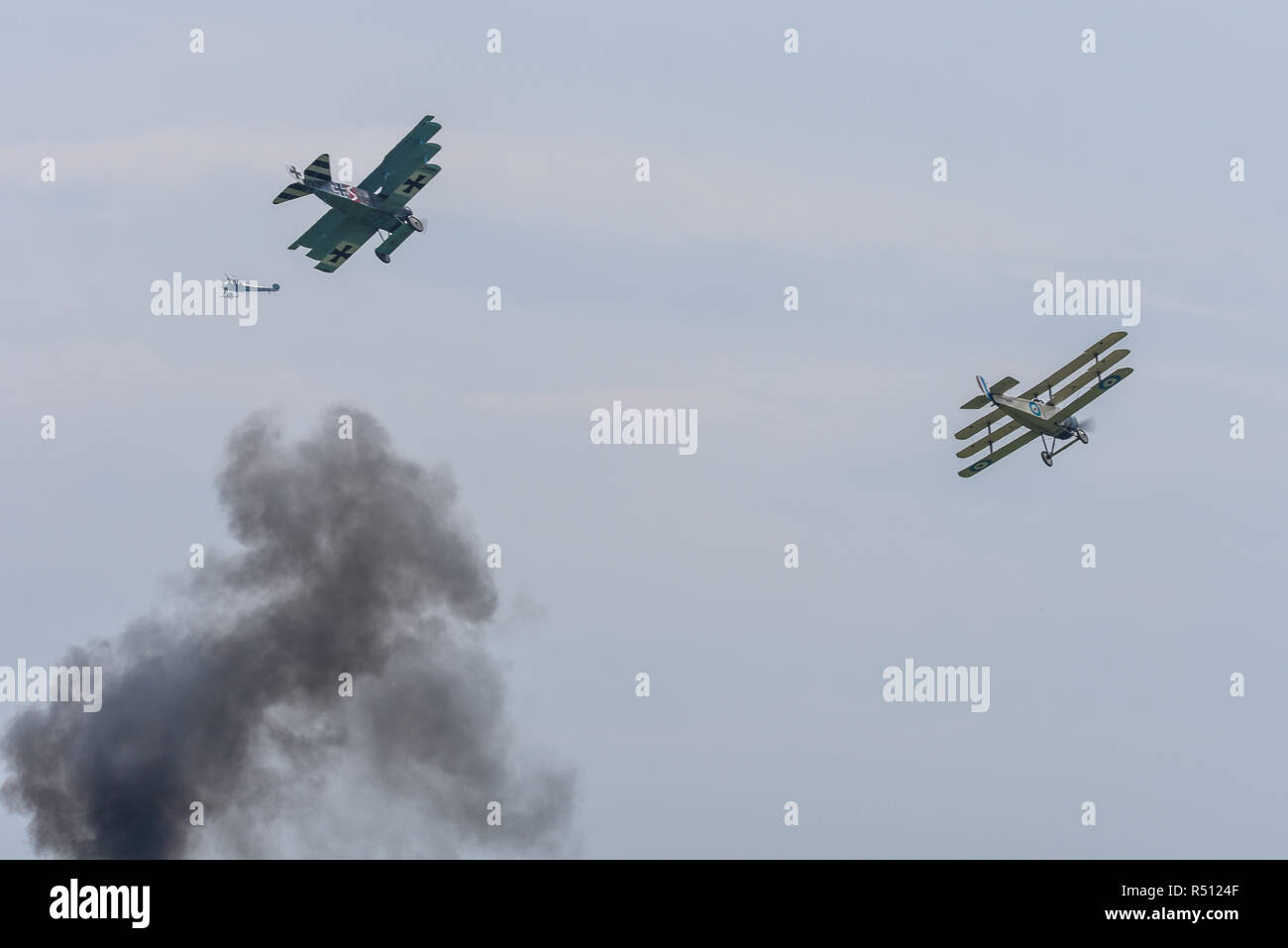 Große Krieg Display Team fliegen bei einer Flugschau mit Explosion Pyrotechnik und Rauch. Ersten Weltkrieg dogfight Demonstration. Weltkrieg Flugzeuge Stockfoto