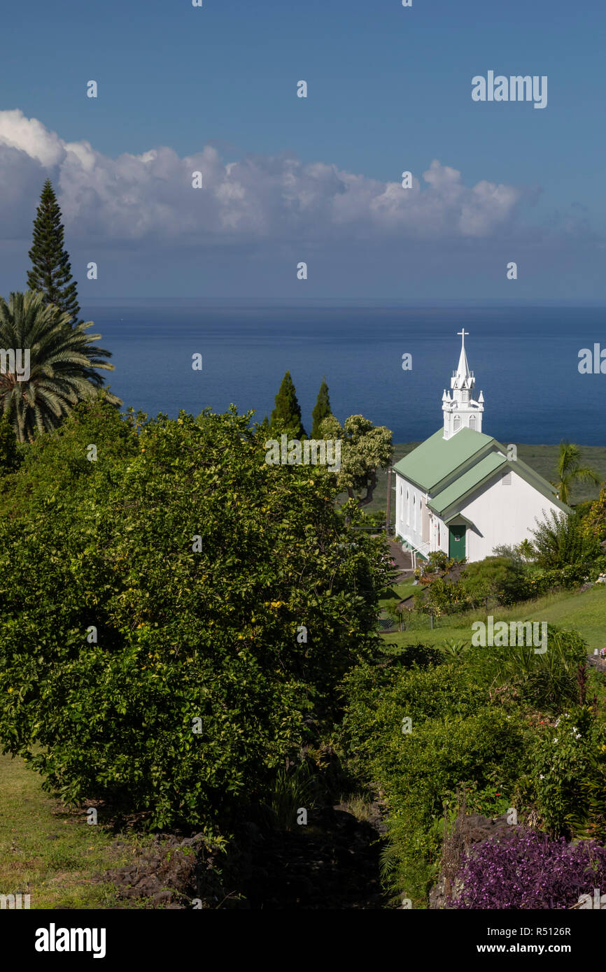 Honaunau, Hawaii - St. Benedikt Römisch-katholische Kirche, die auch als gemalte Kirche bekannt. Die Kirche wurde 1899-1904 erbaut. Es blickt auf den Pazifik Ocea Stockfoto