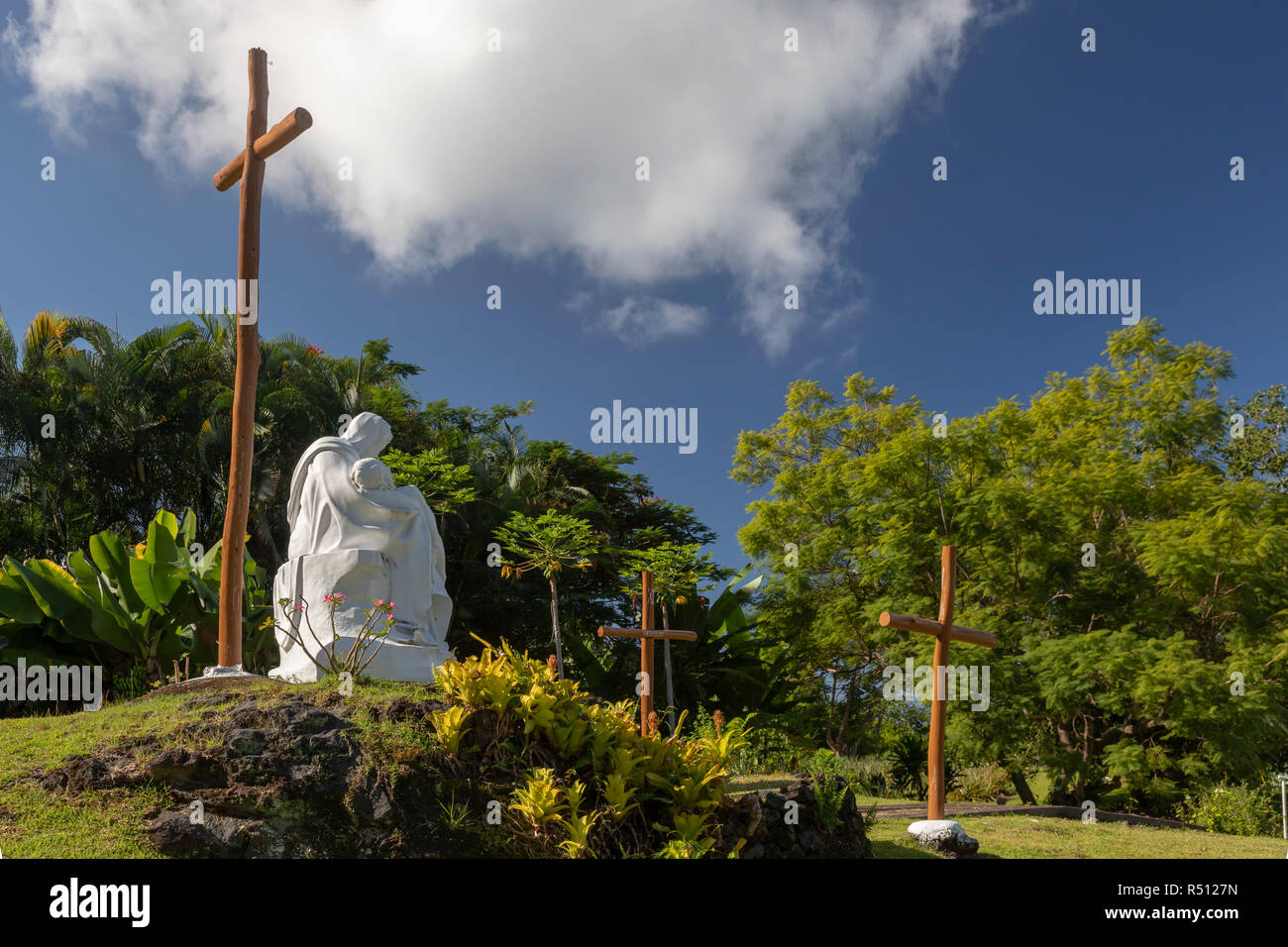 Honaunau, Hawaii - die Stationen des Kreuzes, und eine Nachbildung der Pieta, bei St. Benedikt Römisch-katholische Kirche, die auch als gemalte Kirche bekannt. Die Stockfoto