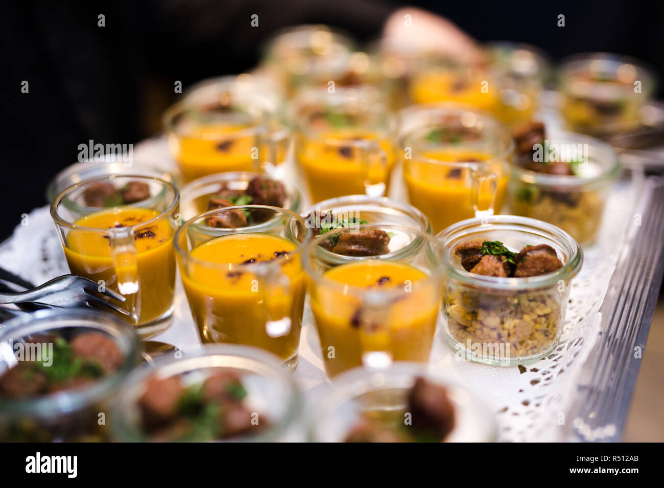 Verschiedene Arten von Fingerfood auf einem silbernen Tablett zu einem Corporate Partei serviert wird Stockfoto