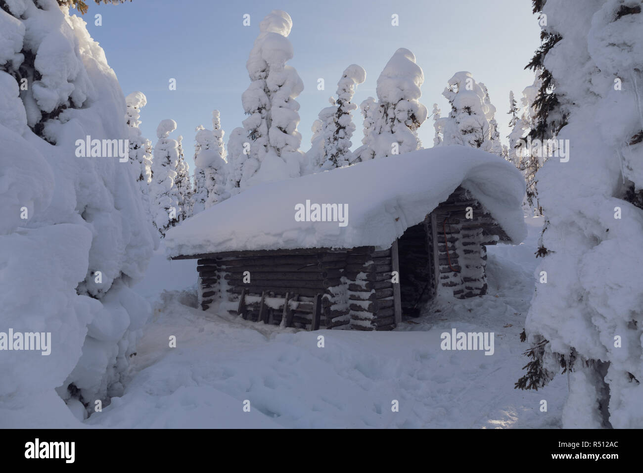 Holzschuppen von weißen Schnee im Wald in Rovaniemi, Finnland Stockfoto