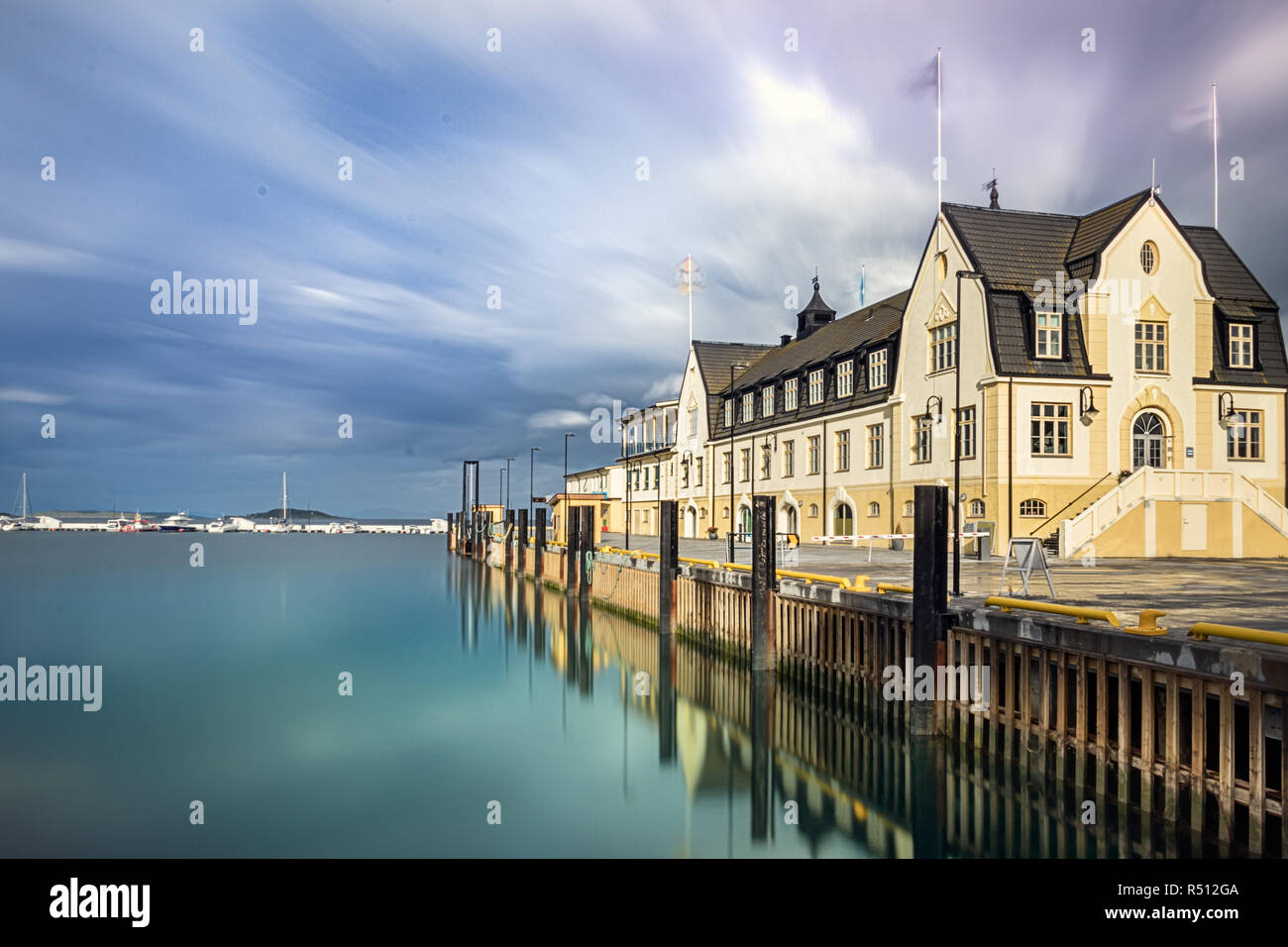 Art Nouveau Gebäude an der Hurtigrut Dock im Hafen von Harstad, Troms County, Norwegen. Stockfoto